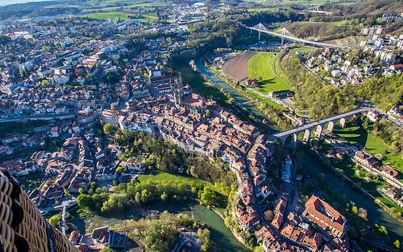 Vue aérienne de la ville de Fribourg  © Laurent Sciboz